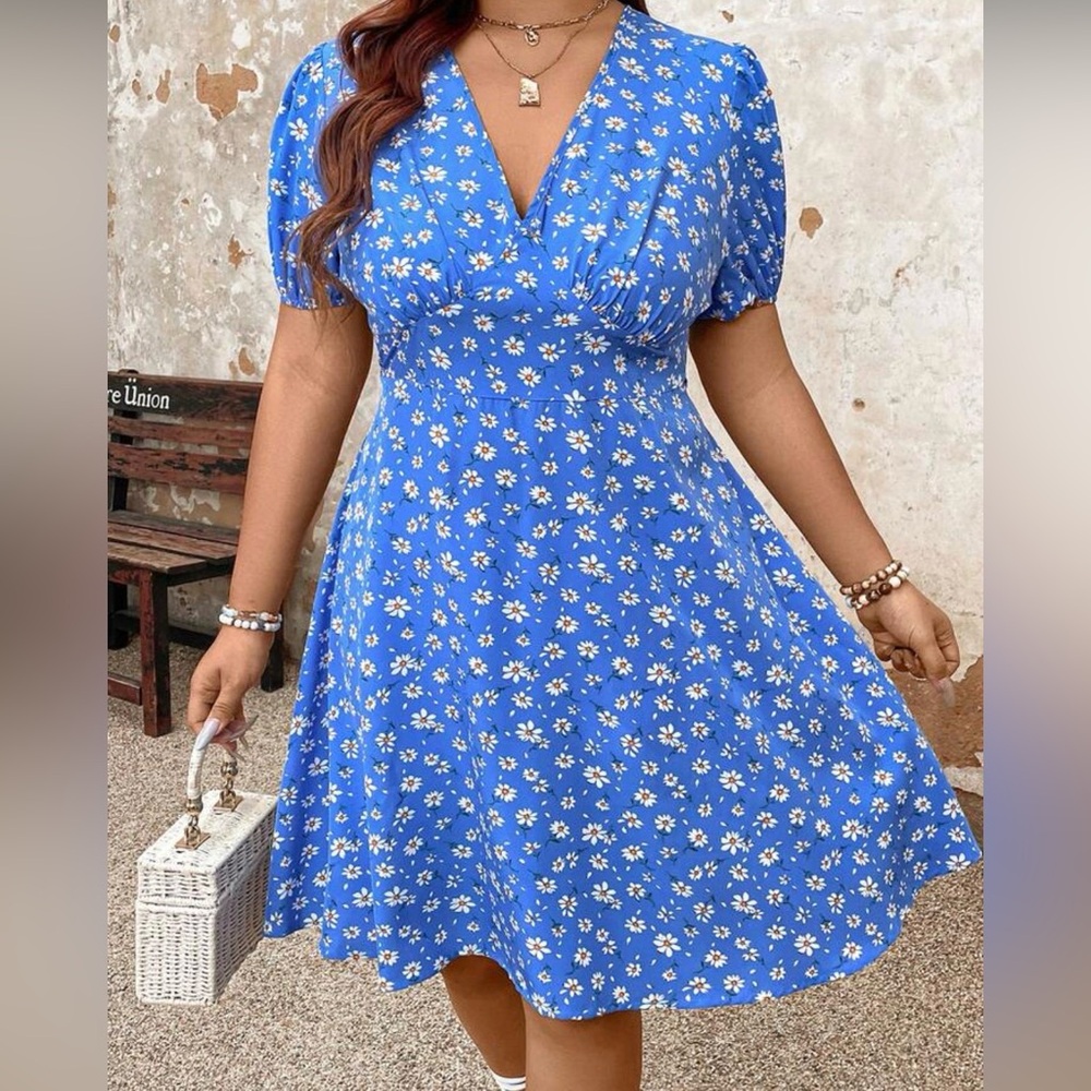 SHEIN Curve Blue and White Floral V-neck Short Sleeve Mini Dress Size 1XL